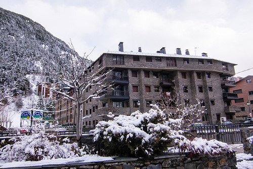 Outside view of the building, the apartment is in the 3  floor - Els Refugis Canillo